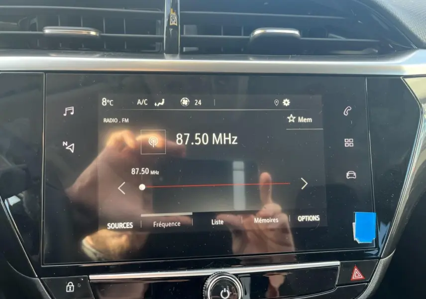 Écran tactile central 7 pouces de l’Opel Corsa blanc 2022 affichant la radio FM à 87,50 MHz, avec commandes tactiles.