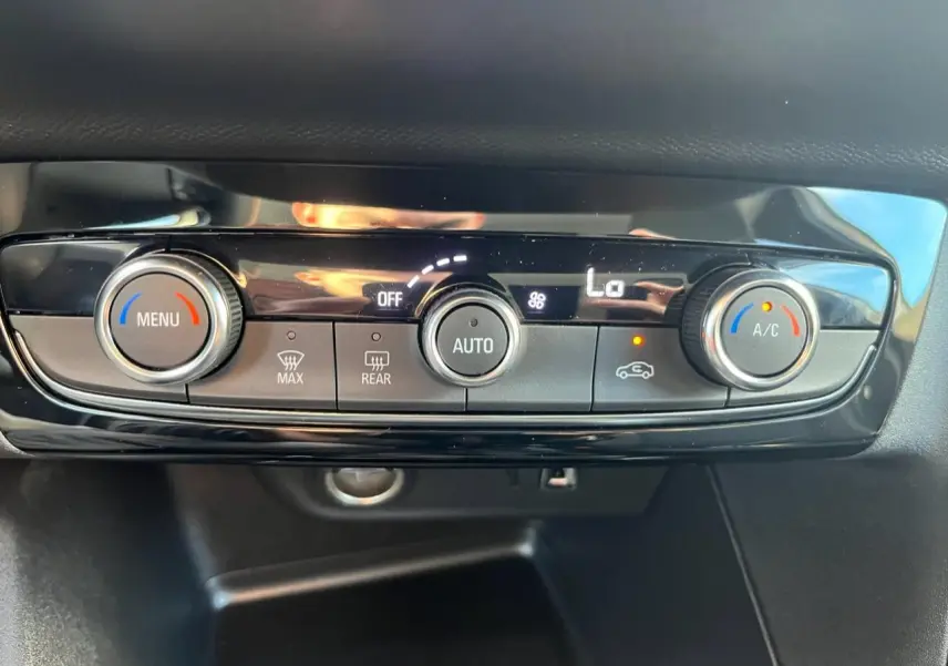 Gros plan sur la commande de climatisation automatique de l’Opel Corsa 2022, finition Elegance.