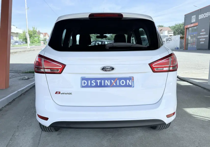Vue arrière d'un Ford B-MAX blanc 2017 avec logo et feux arrière distinctifs, stationné en extérieur.