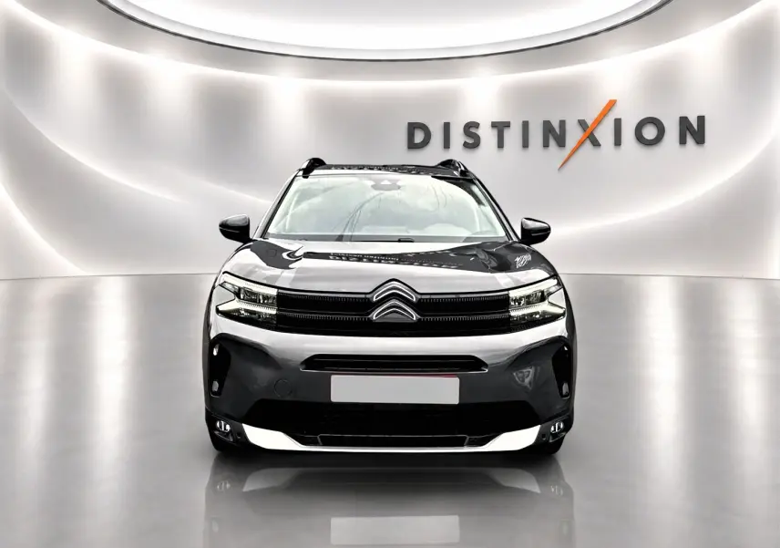 Vue frontale d'un Citroën C5 Aircross gris platinium avec calandre noire et phares LED, en studio lumineux.