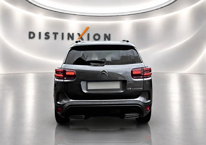 Vue arrière d’un Citroën C5 Aircross gris platinium 2025 avec feux LED et barres de toit visibles.