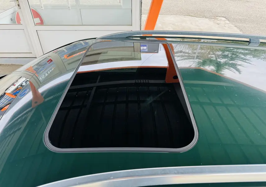 Toit ouvrant panoramique fermé sur break Audi S4 Avant vert, vue plongeante sur la partie supérieure du véhicule