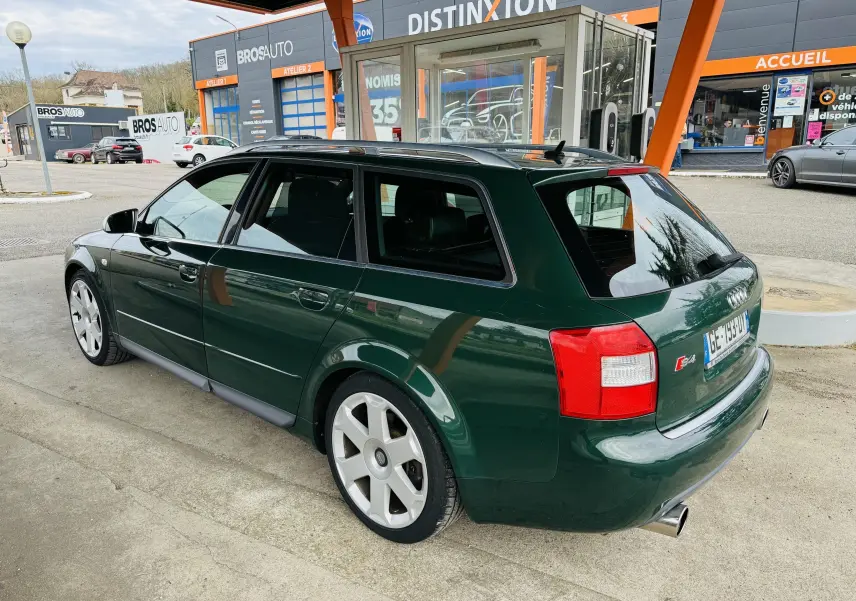 Audi S4 Avant vert vue 3/4 arrière droit, avec jantes alliage et échappement sport visible.