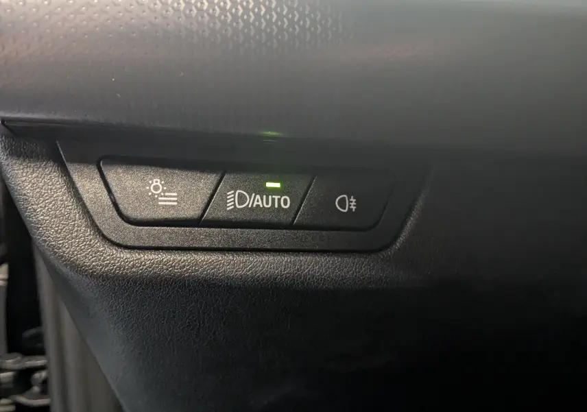 Gros plan sur les boutons de commande d’éclairage intérieur du BMW X1 noir, version M Sport 2025.