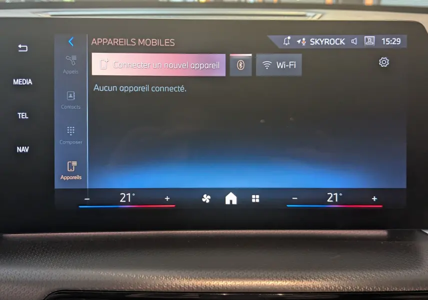 Écran tactile central du BMW X1 2025 affichant le menu de connexion Bluetooth et réglage de la climatisation à 21°C.