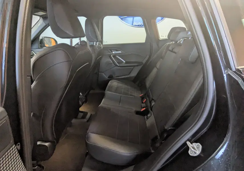 Vue intérieure côté droit des sièges arrière en Alcantara noir du BMW X1 U11 sDrive 18d 2025 avec finition M Sport.
