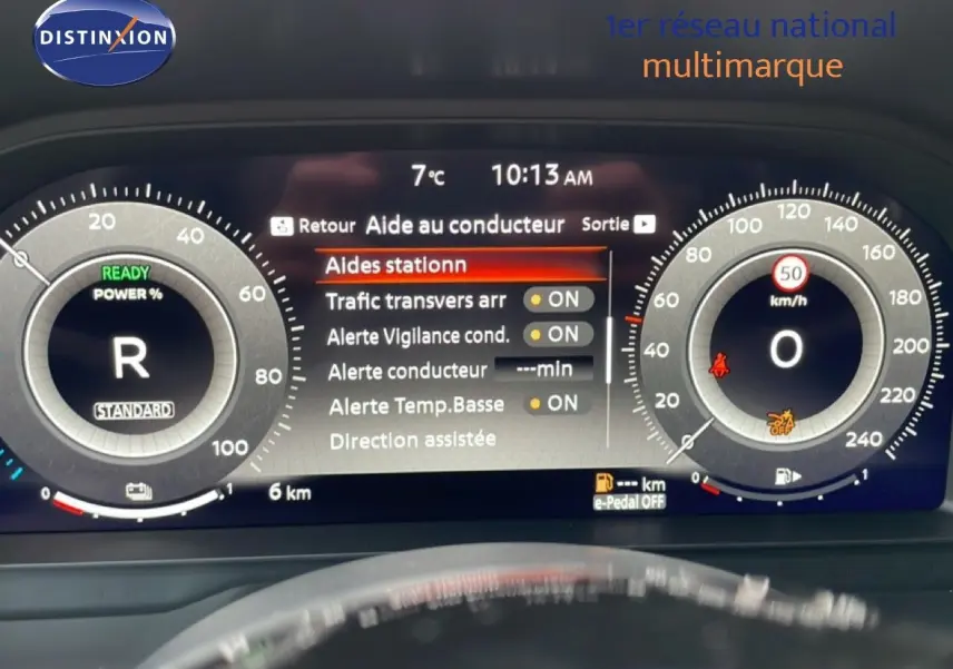Tableau de bord numérique du Nissan Qashqai 1.5 E-POWER 2025 affichant aides à la conduite et vitesse à 0 km/h.