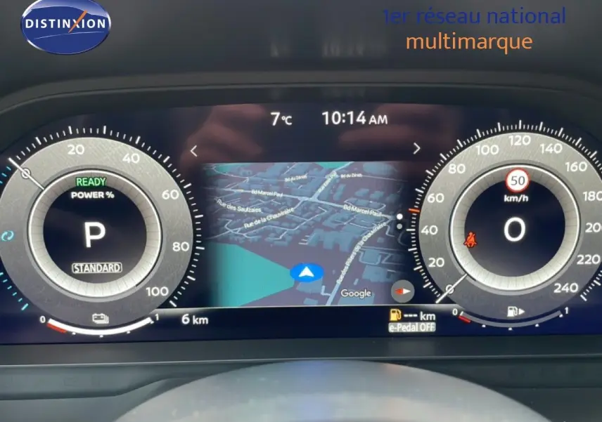 Tableau de bord numérique du Nissan Qashqai 2025 avec affichage navigation et compteurs en vue frontale.