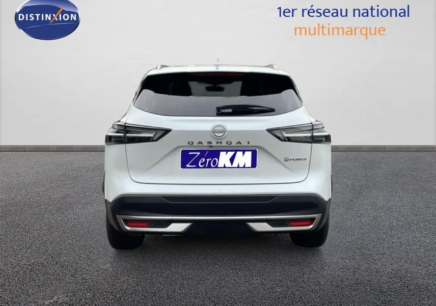 Vue arrière du Nissan Qashqai blanc nacré 2025, version hybride E-POWER avec feux LED et logo distinctif.