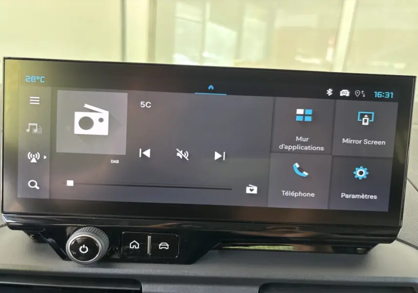 Écran tactile central du Citroën Berlingo 2026 affichant la radio DAB et les options Mirror Screen, téléphone et paramètres.