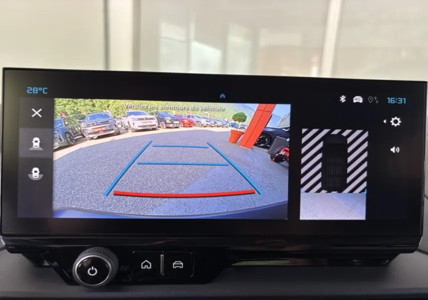 Écran de caméra de recul du Citroën Berlingo Kiama blue montrant l'arrière avec lignes de guidage colorées.