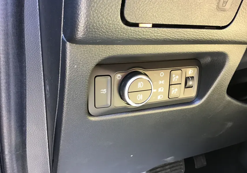 Gros plan sur les commandes d'éclairage du tableau de bord du Ford Ranger Wildtrak gris carbone, côté conducteur.