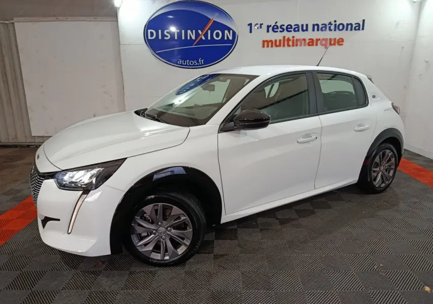 Peugeot 208 électrique blanche vue de profil côté droit, avec feux LED et rétroviseurs noirs brillants.