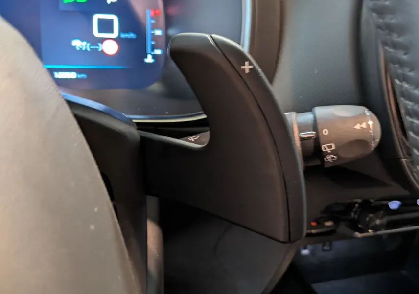 Gros plan sur la palette de changement de vitesse côté droit du volant dans l'habitacle du Citroën C5 Aircross hybride noir 2025.