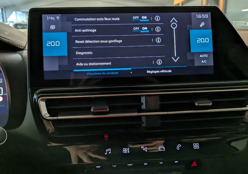 Écran tactile central du tableau de bord du Citroën C5 Aircross Hybride 2025 affichant les réglages de conduite et climatisation à 20°C.
