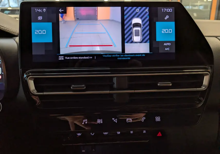 Écran tactile intérieur du Citroën C5 Aircross hybride 2025 montrant la caméra de recul et l'affichage de la climatisation.