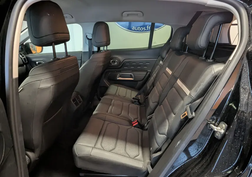 Vue intérieure côté droit des sièges arrière noirs en tissu et TEP du Citroën C5 Aircross Hybride 2025.