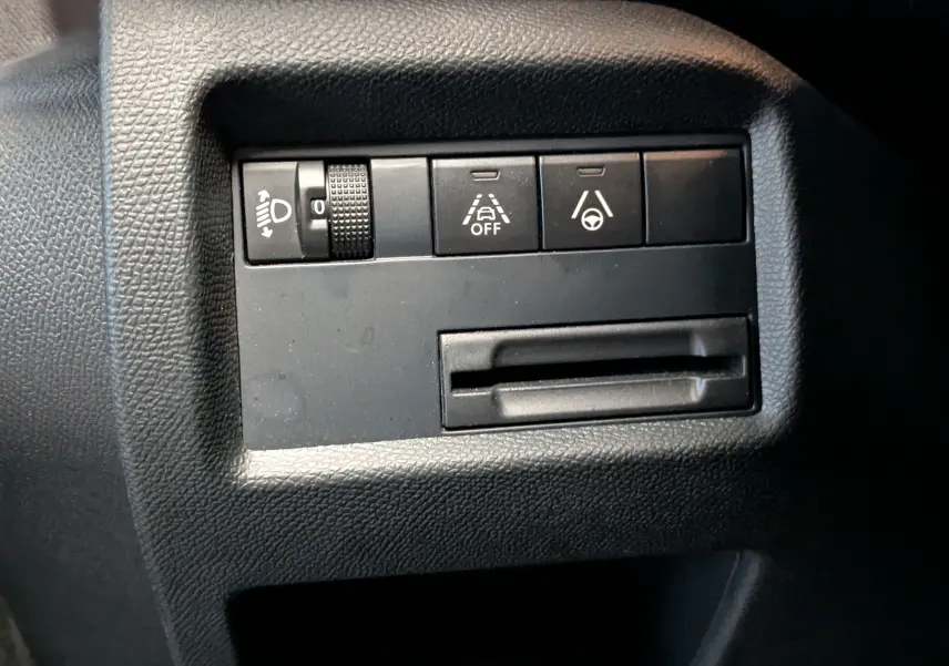 Détail intérieur des commandes noires du tableau de bord du Citroën C5 Aircross hybride 2025.