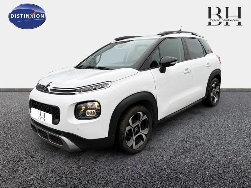 Citroën C3 Aircross blanc Natural White en 3/4 avant droit avec toit noir et jantes diamantées.