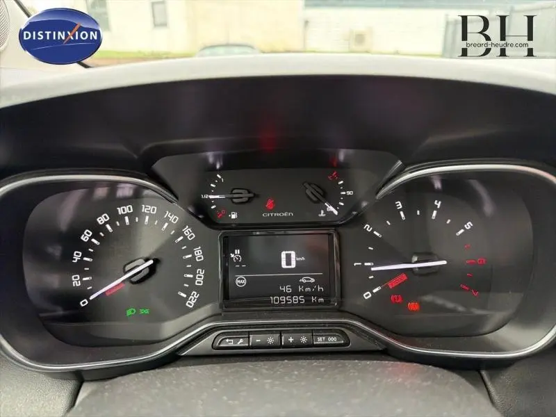 Vue rapprochée du tableau de bord numérique de la Citroën C3 Aircross 2018 avec affichage de la vitesse et compteurs éclairés.