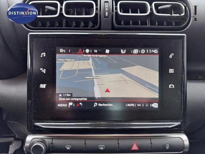Écran tactile central avec navigation GPS affichée, entouré des aérateurs rectangulaires d’un Citroën C3 Aircross blanc.