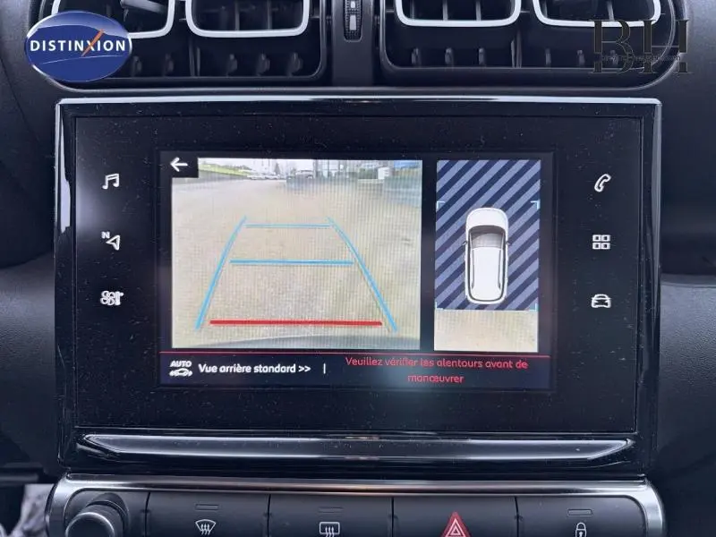 Écran tactile intérieur montrant la caméra de recul et l’aide au stationnement du Citroën C3 Aircross Natural White.