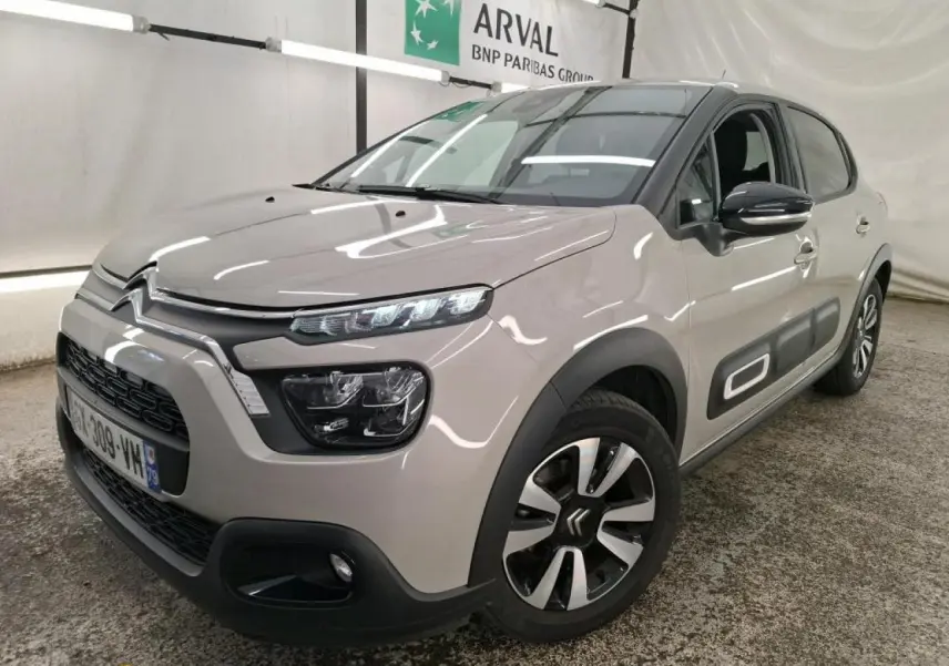 Citroën C3 beige clair vue 3/4 avant droit, avec Airbump noir et jantes alliage diamantées.