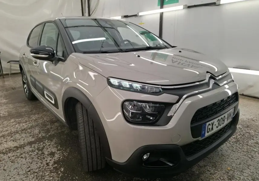 Citroën C3 beige clair vue 3/4 avant droit avec Airbump noir et coques de rétroviseurs noires.