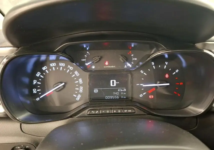 Vue rapprochée du tableau de bord numérique de la Citroën C3 2024, affichant compteur et jauges éclairés.