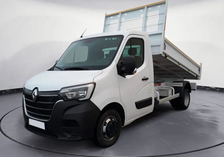 Renault Master blanc vue 3/4 avant droit avec benne relevée, cabine simple et pare-chocs noir mat.