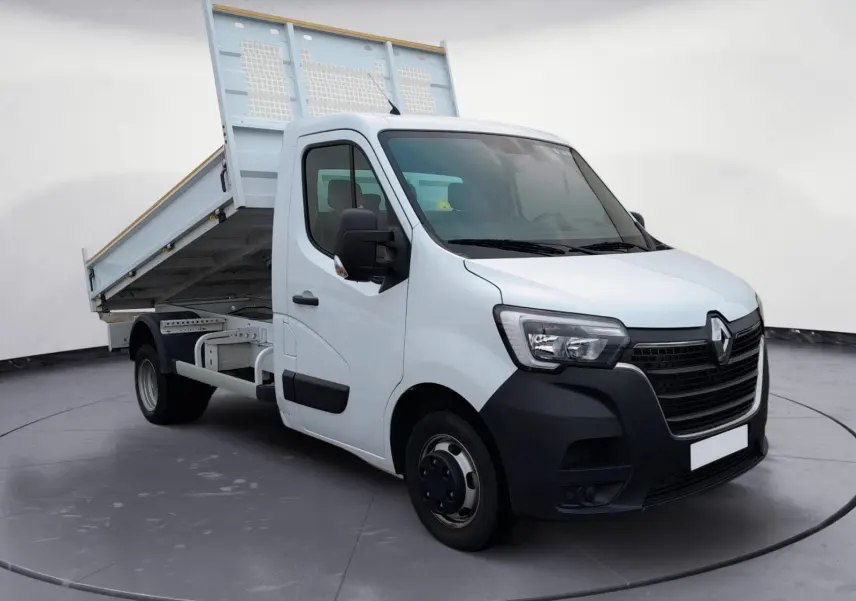 Renault Master blanc en 3/4 avant droit avec benne relevée, mettant en valeur sa carrosserie utilitaire 2024.