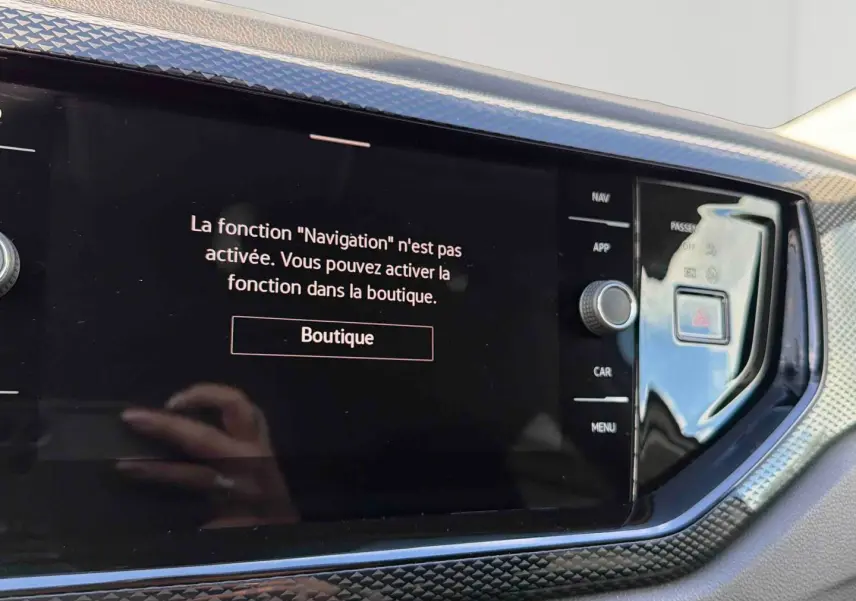 Écran tactile central du tableau de bord de la Volkswagen Polo 2025 avec message d'activation de la navigation.