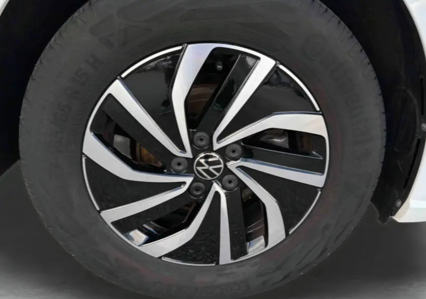 Gros plan sur la jante alliage noir et argent de 15 pouces d'une Volkswagen Polo blanche, avec pneu Continental visible.