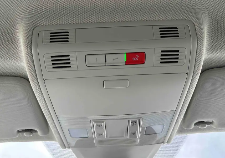 Vue intérieure du plafonnier gris clair avec bouton SOS rouge et commandes d’éclairage intégrées.