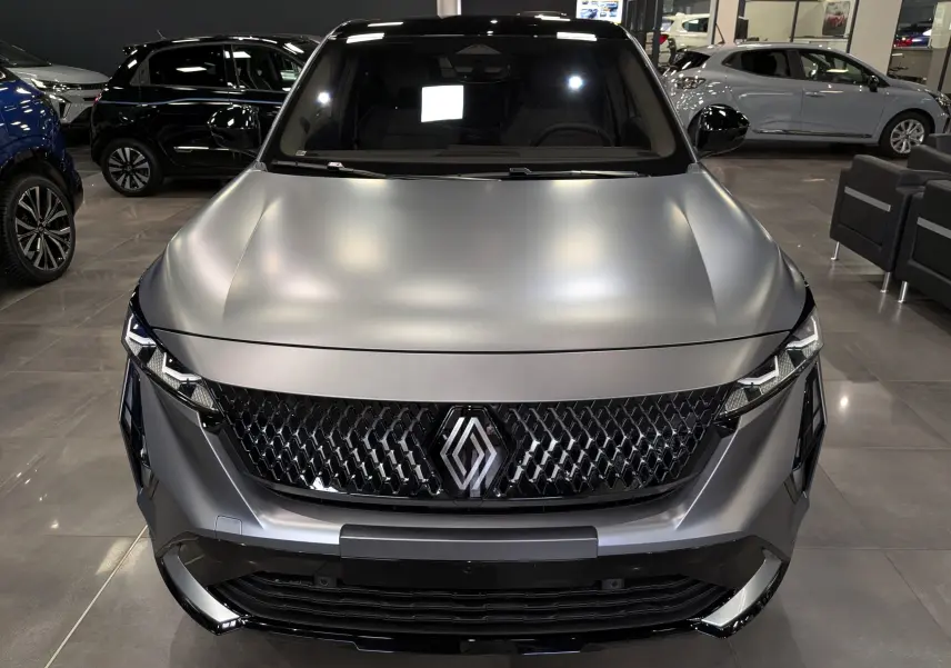 Vue frontale d'une Renault Rafale E-Tech full hybrid gris schiste satin avec calandre noire et éclairage LED distinctif.