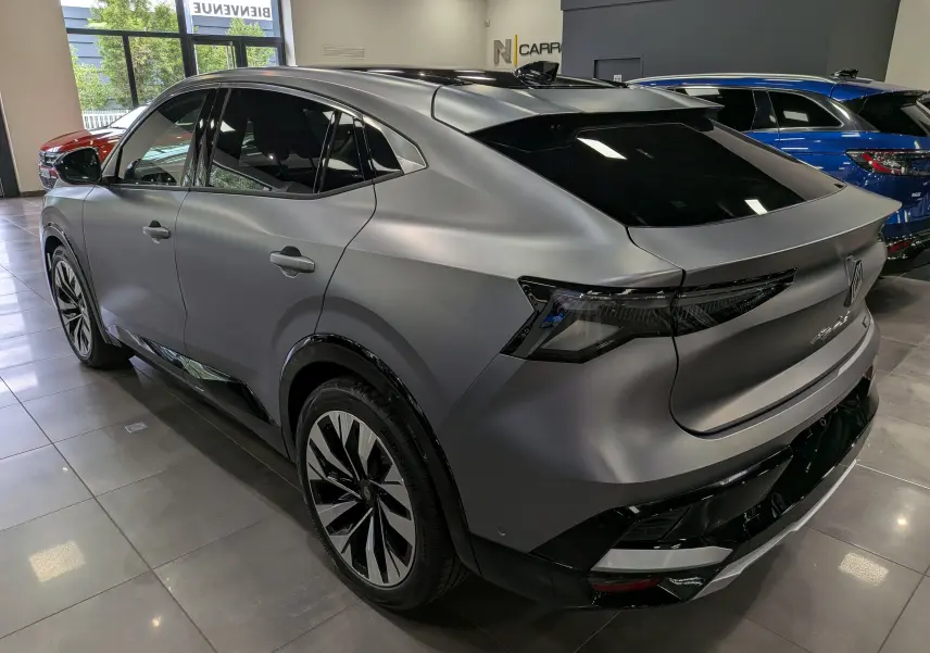 Vue 3/4 arrière droite du Renault Rafale gris schiste satin avec jantes bicolores et vitres teintées en showroom.