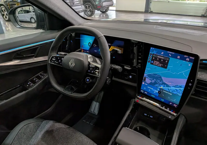 Vue intérieure côté conducteur du Renault Rafale E-Tech 2026, avec tableau de bord numérique et écran tactile central lumineux.