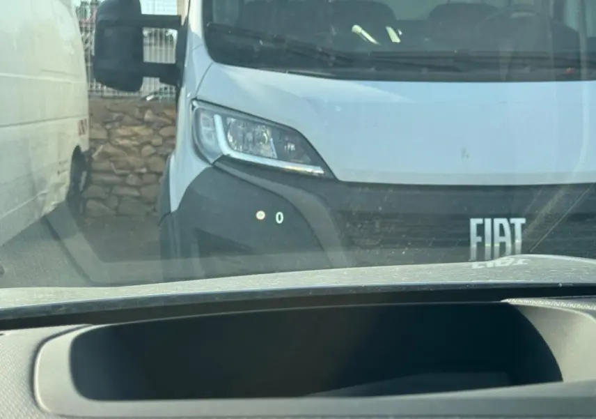 Je vois que le véhicule visible est un utilitaire blanc de marque Fiat, vu de face, mais ce n'est pas une Opel Astra gris 2024. Pouvez-vous vérifier l'image ou fournir une autre photo du véhicule Opel Astra ?