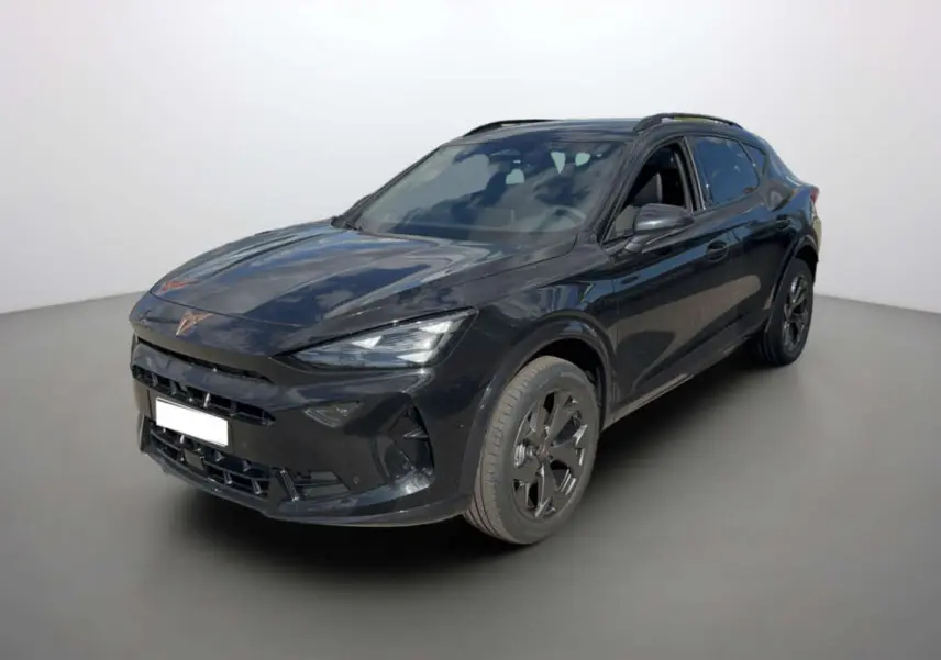 Vue 3/4 avant du CUPRA Formentor noir minuit avec jantes noires et calandre distinctive au logo cuivré.