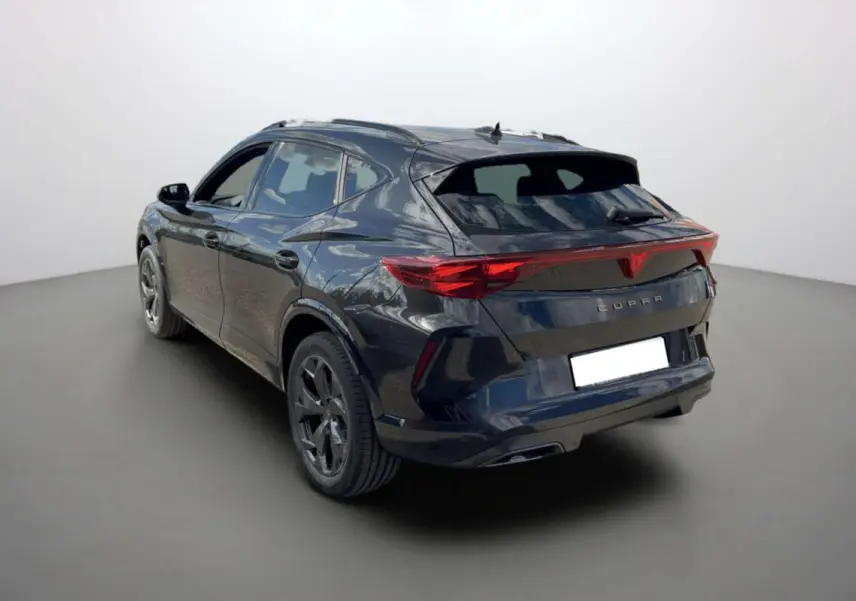 Vue 3/4 arrière d'une CUPRA Formentor noir minuit avec jantes alu 18 pouces et feux arrière full LED.