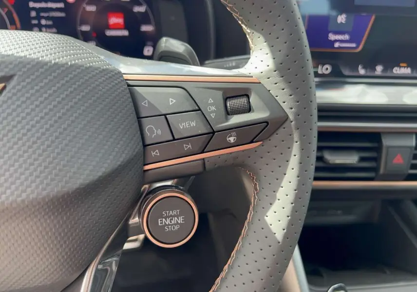 Gros plan sur le volant cuir perforé gris clair du CUPRA Formentor 2026 avec bouton start/stop et commandes multifonctions.