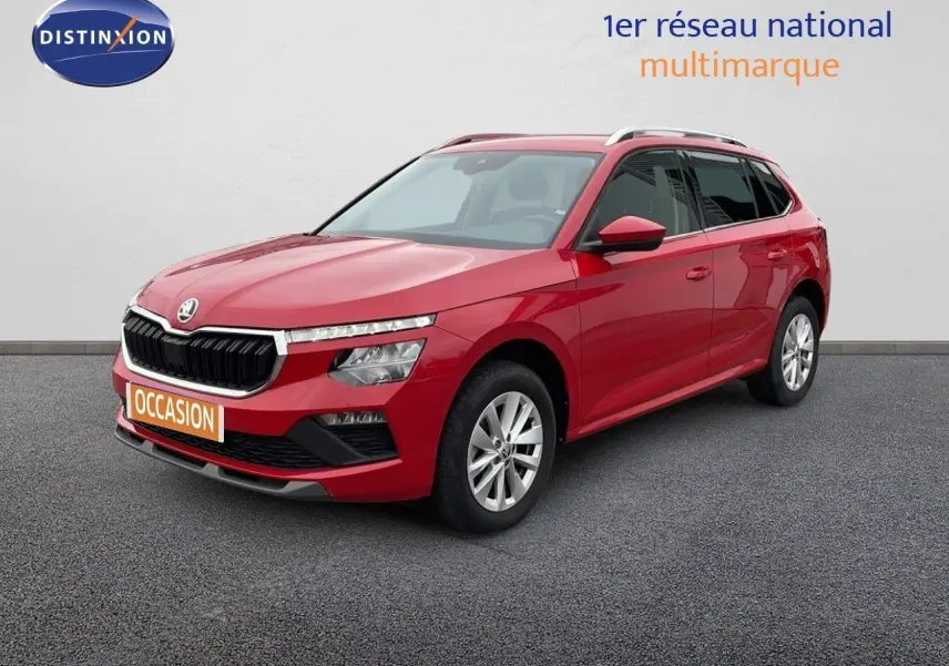 Vue 3/4 avant droite d’un Skoda Kamiq rouge Velvet Metal avec jantes alliage et toit ouvrant.