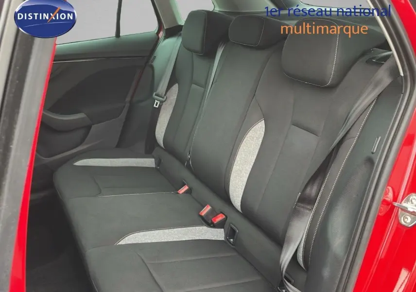 Vue intérieure du siège arrière côté droit d’un Skoda Kamiq rouge Velvet Metal avec sellerie tissu gris et noire.