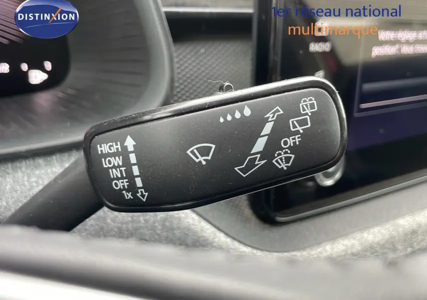 Gros plan sur la commande des essuie-glaces à gauche du volant dans l’habitacle du Skoda Kamiq rouge Velvet Metal 2024.