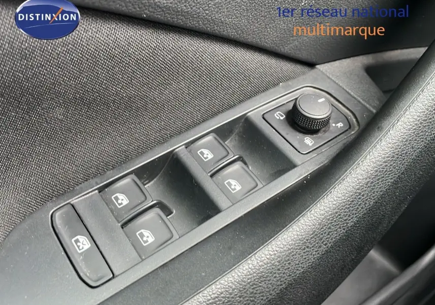 Gros plan sur les commandes des vitres et des rétroviseurs côté conducteur d'une Skoda Kamiq rouge Velvet Metal 2024.