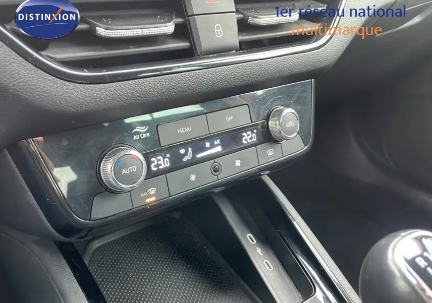 Vue rapprochée de la console centrale du Skoda Kamiq 2024, mettant en valeur la climatisation automatique et la boîte manuelle.