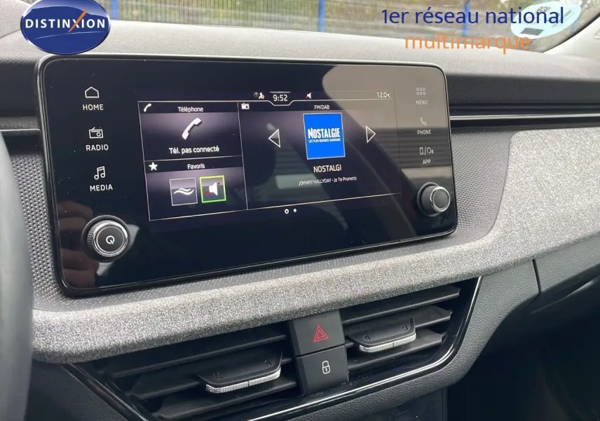 Vue rapprochée de l’écran tactile central du Skoda Kamiq 2024 rouge Velvet Metal, affichant l’interface multimédia.