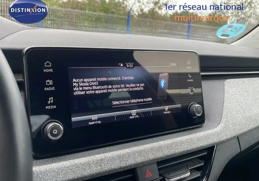 Écran tactile central du tableau de bord du Skoda Kamiq 2024, affichant le menu Bluetooth, avec finition tissu gris noir.