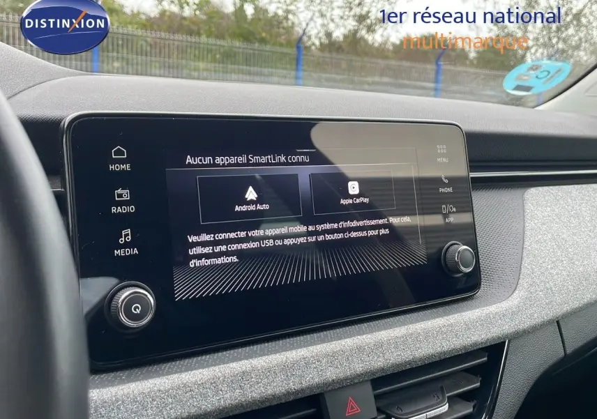 Vue rapprochée de l’écran tactile central du Skoda Kamiq 2024 avec interface Android Auto et Apple CarPlay.