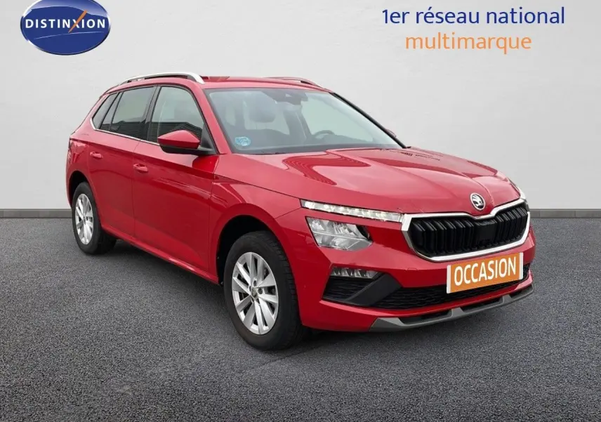 SKODA KAMIQ rouge velvet metal en 3/4 avant droit, avec calandre noire et phares LED distinctifs.